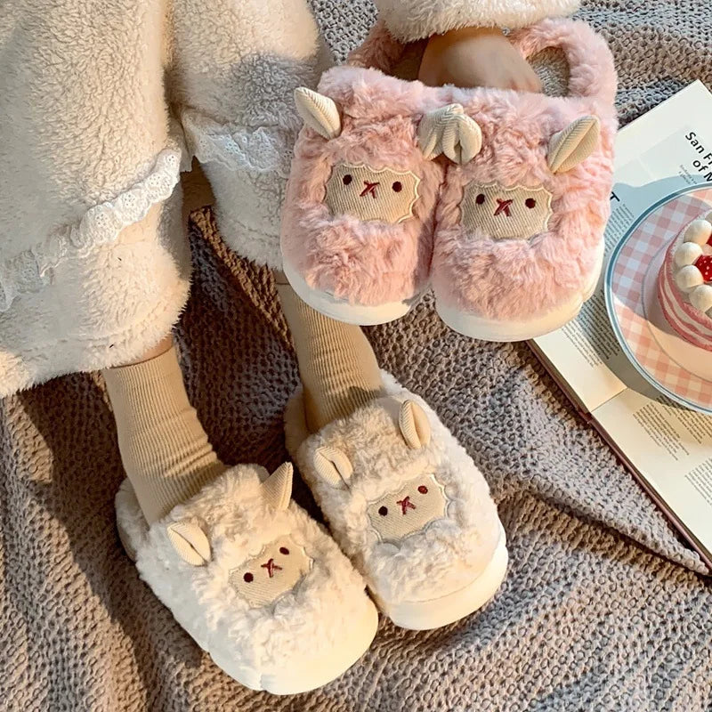 Flauschige Damen Schaf Hausschuhe Weiss aus Plüsch mit Tiermotiv
