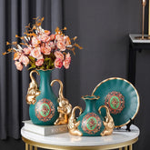 Set von vier weissen europäischen Keramikvasen im Wohnzimmer