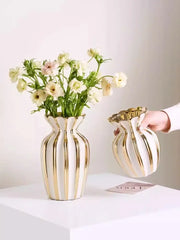 Gold bemalte cremeweisse Keramikvase im minimalistischen nordic Stil