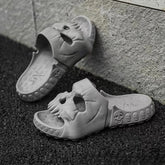 Halloween Totenkopf-Slipper aus EVA, Farbe Grau, Schuhgrösse 42-43