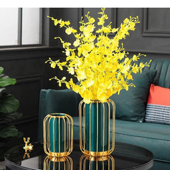 Keramikvase – Modernes Metallgestell – Wohnzimmereinrichtung