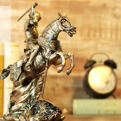 Mittelalterliche Ritterstatue – Harzskulptur 27x27x8cm