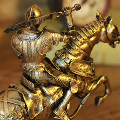 Mittelalterliche Ritterstatue – Harzskulptur 27x27x8cm