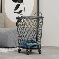 Goldener Wäschekorb mit Rollen – Modernes Design