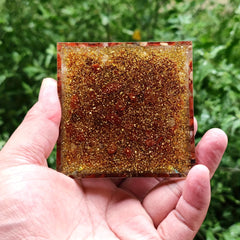 Chakra Orgone Pyramide – Modernes Harzdesign – 6cm