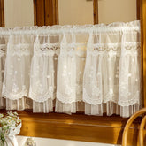 Transparente Spitzenvorhänge – Florales Design für Fenster