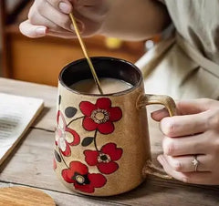 Keramikbecher – Handgezeichnete Blume – 700ml Fassungsvermögen