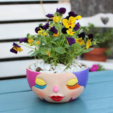 Bunter Harz Blumentopf – Modernes Gesicht Design Desktop