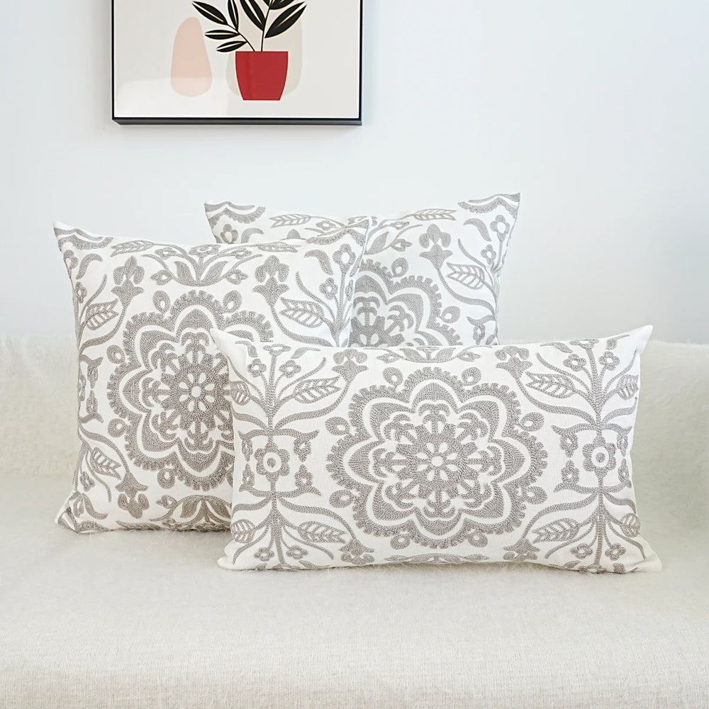 Bestickte hellgraue Kissenhülle aus Polyester mit floralem Muster 45x45cm