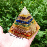 Chakra Orgone Pyramide – Modernes Harzdesign – 6cm