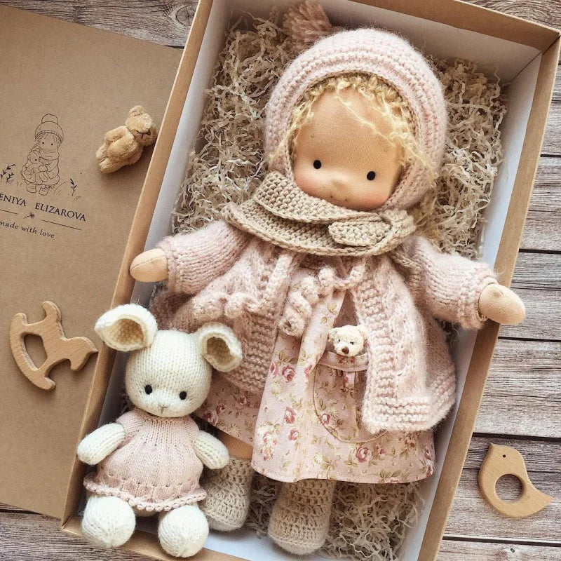Stoffpuppe – Handgemacht aus Baumwollstoff – Mit Box