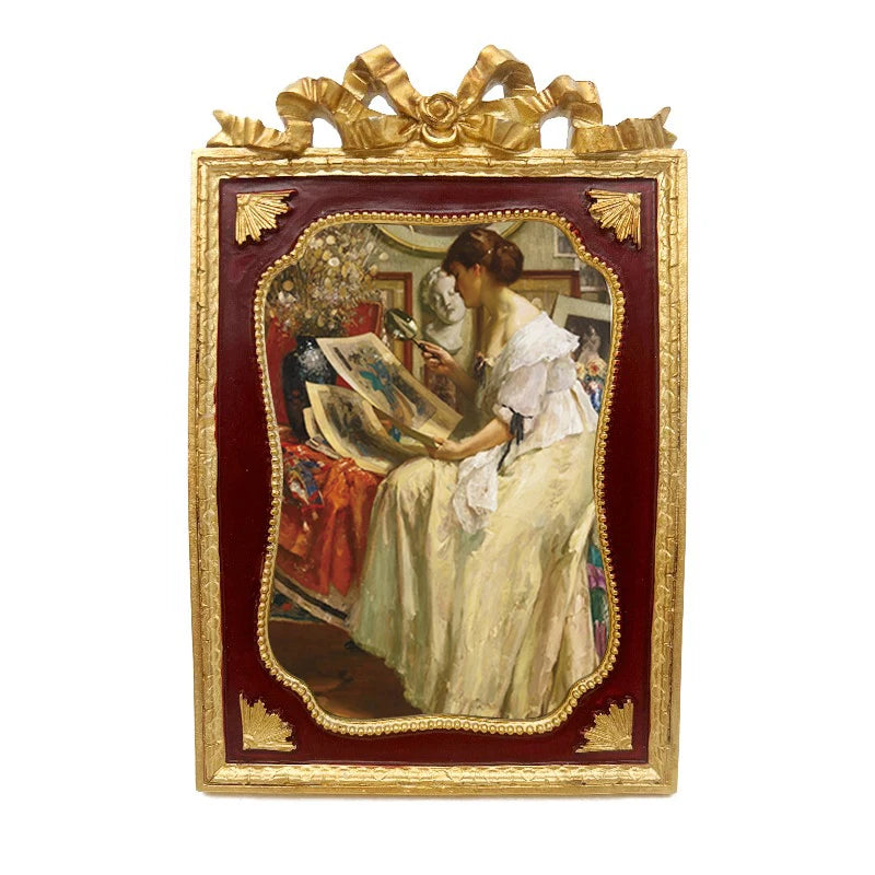 Retro-Bilderrahmen aus Harz in Weinrot mit goldenem Relief