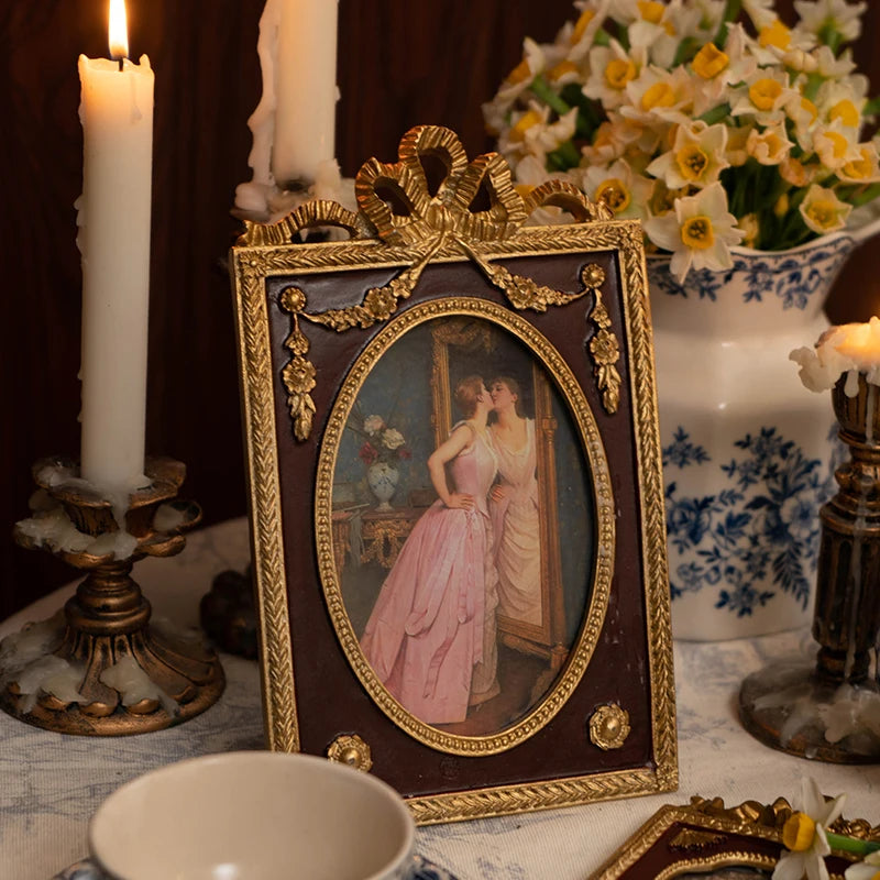 Retro-Bilderrahmen aus Harz in Weinrot mit Figurenmuster