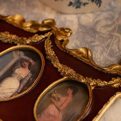 Retro Bilderrahmen aus Harz in sattem Weinrot mit goldenem Relief