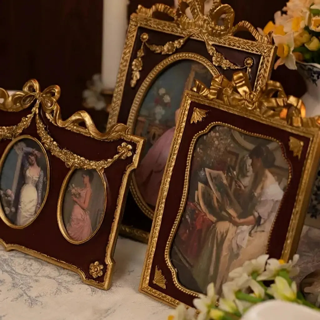 Retro-Bilderrahmen aus Harz in Weinrot mit goldenem Reliefmuster