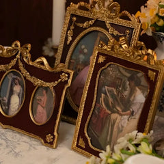 Retro-Bilderrahmen aus Harz in Weinrot mit goldenem Reliefmuster