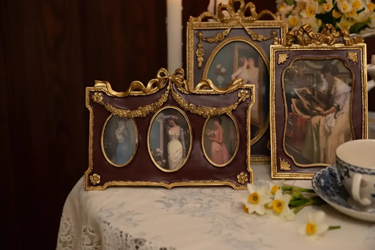 Retro-Bilderrahmen aus Harz in Weinrot mit goldenen Relief-Details