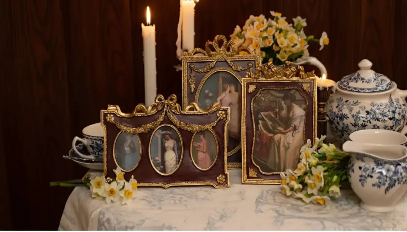 klassischer bilderrahmen aus harz in weinrot mit goldenen reliefmustern