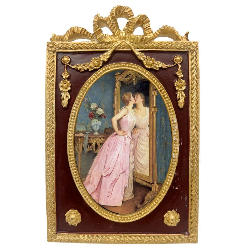 Klassischer roter Harz-Bilderrahmen mit goldenem Relief im Retro-Stil