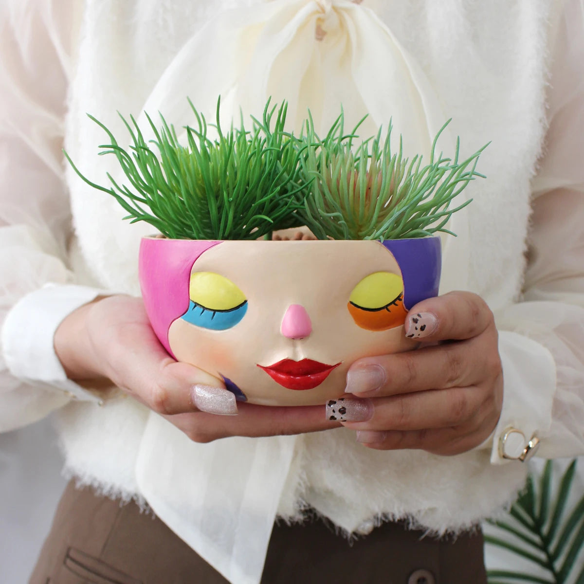 Bunter Harz Blumentopf – Modernes Gesicht Design Desktop