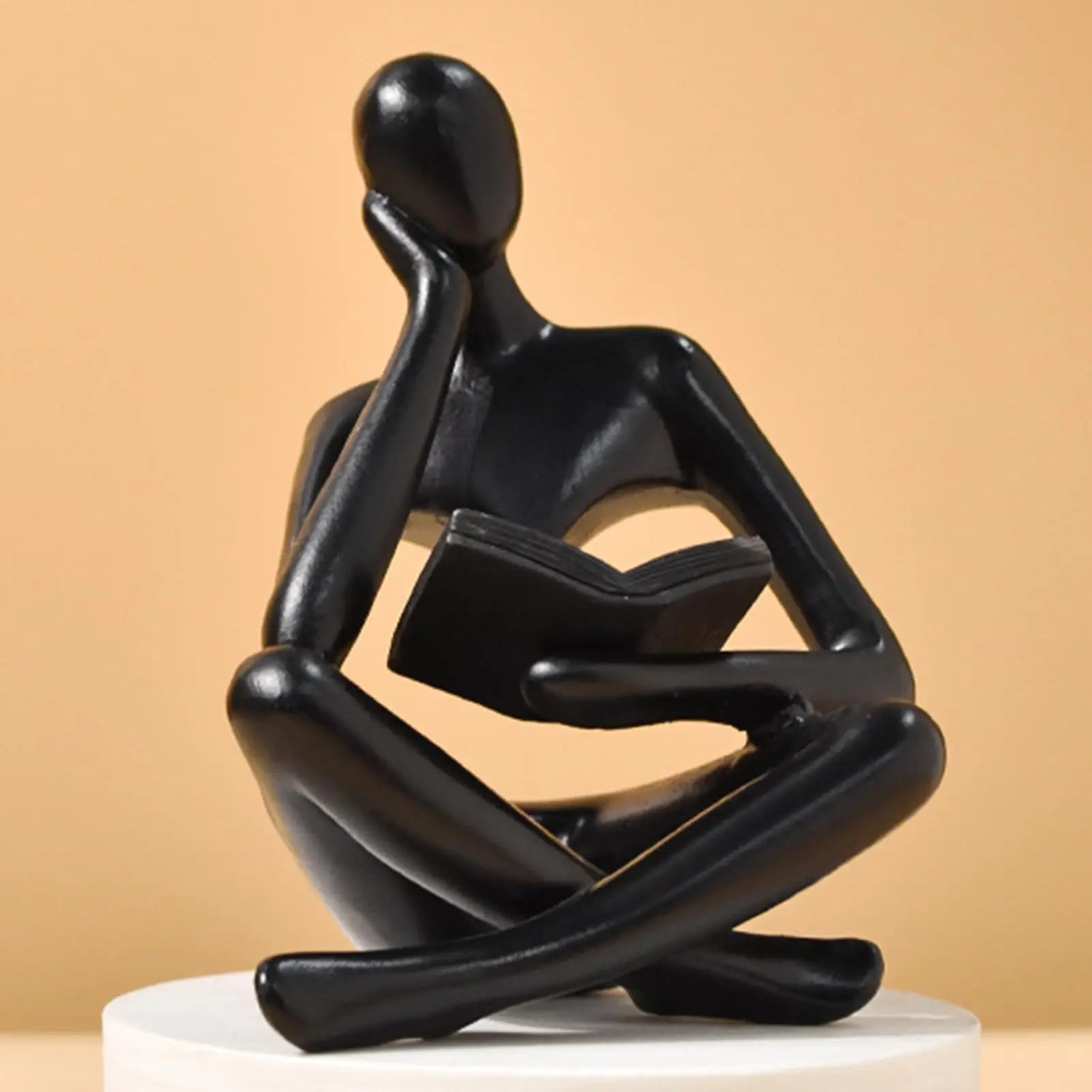 moderne harzdekoration denkende lesefigur in gold für das haus