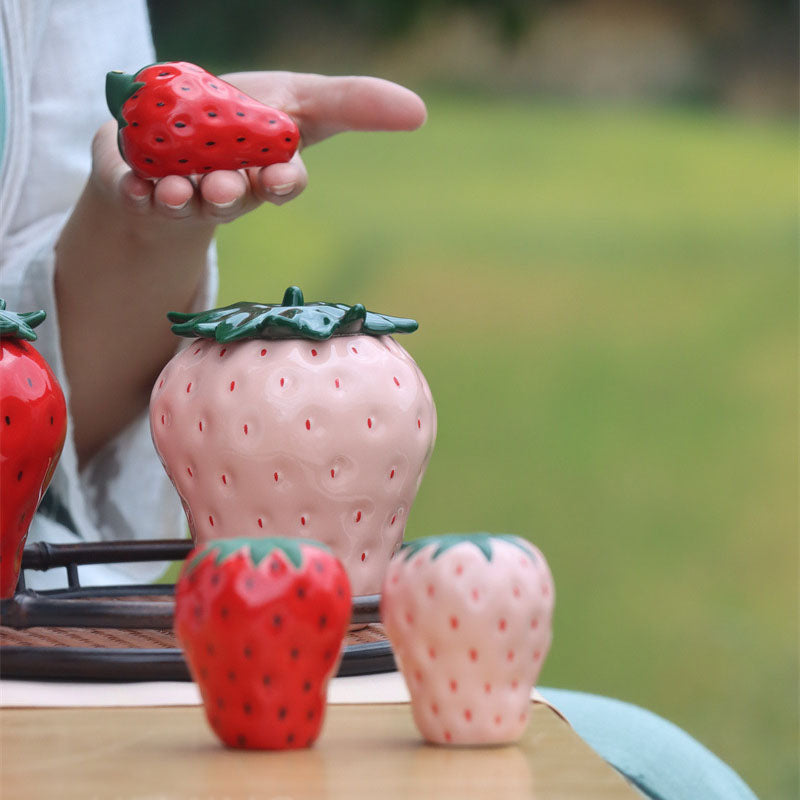 Erdbeer-Keramikbox – Modernes rotes Ornament