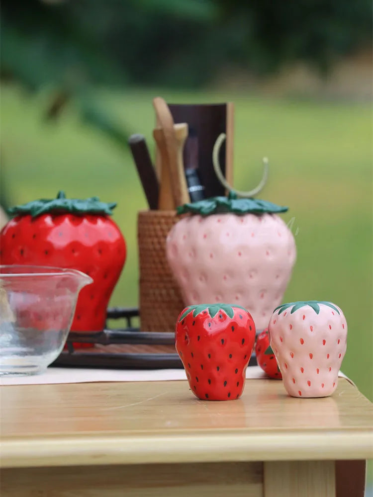 Erdbeer-Keramikbox – Modernes rotes Ornament