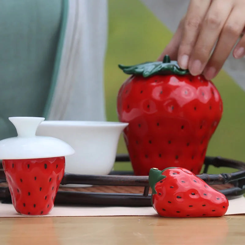 Erdbeer-Keramikbox – Modernes rotes Ornament