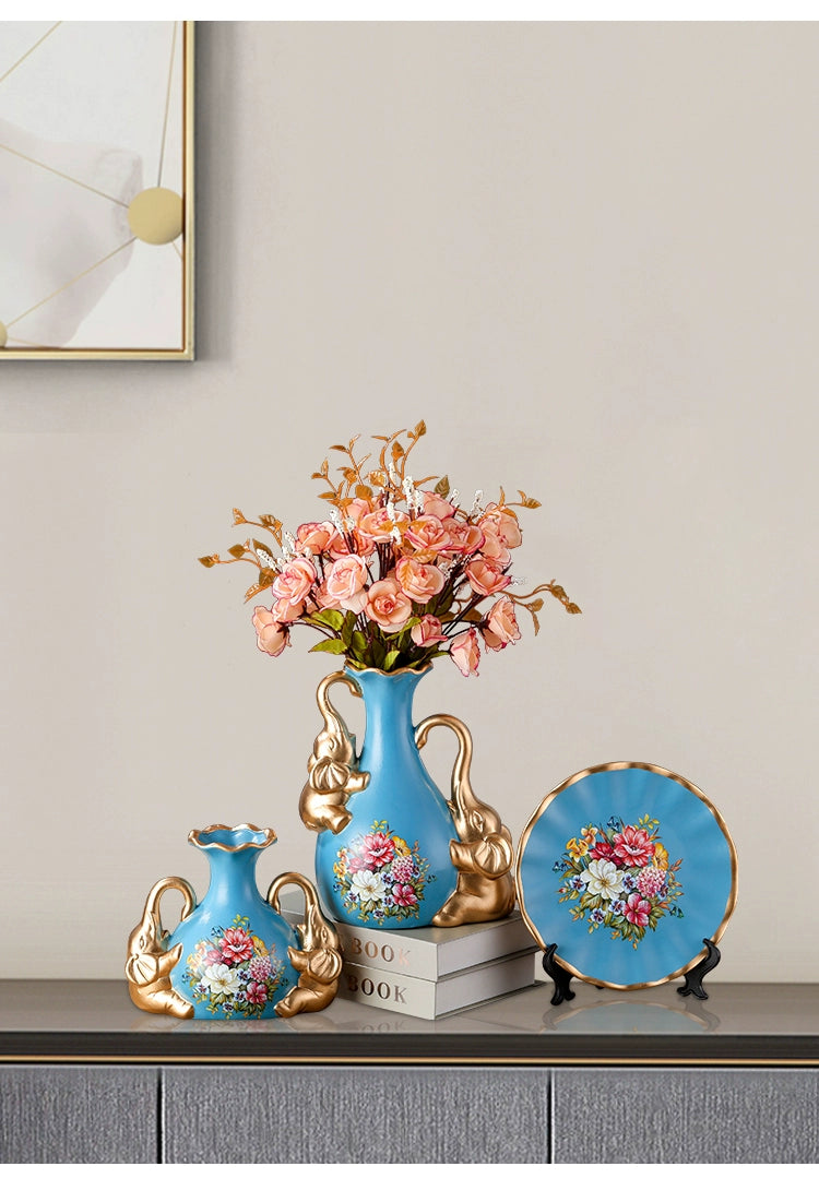 Vier weisse europäische Keramikvasen im Wohnzimmerstil auf Holzoberfläche