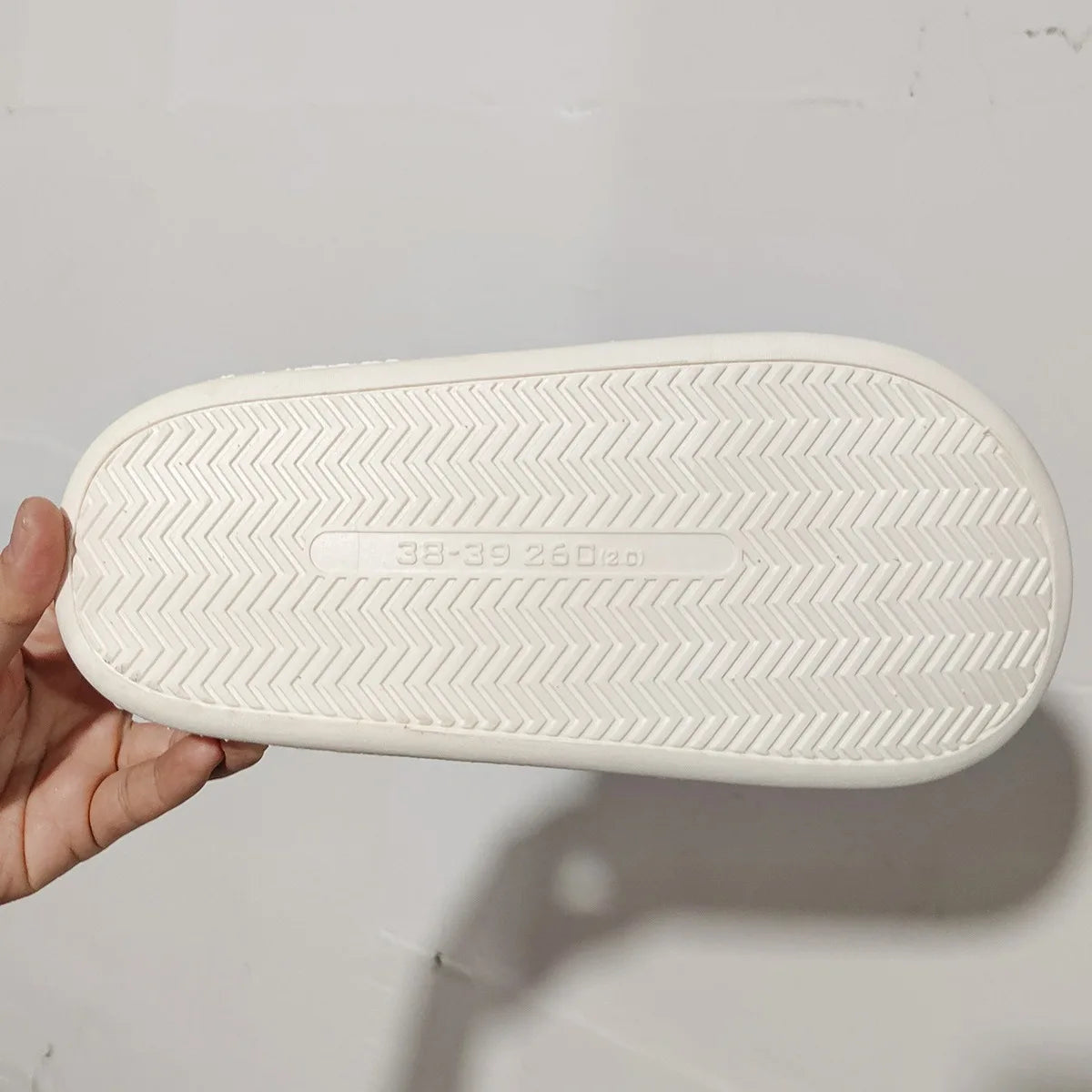 Flauschige Hausschuhe, braun-kueh2 mit Tiermuster und Fell, Grösse 38-39