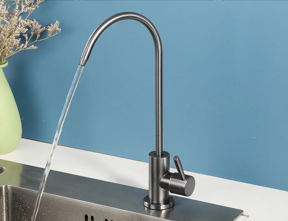 Gold Küchenarmatur – Edelstahl – Direkter Trinkgenuss