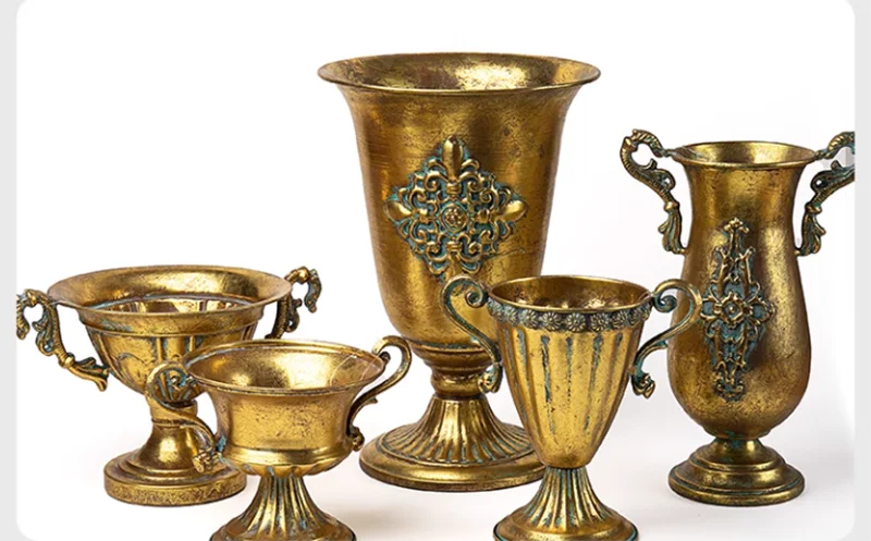 Goldene Eisen-Vase im Vintage-Stil, ideal für Wohnzimmerdekoration
