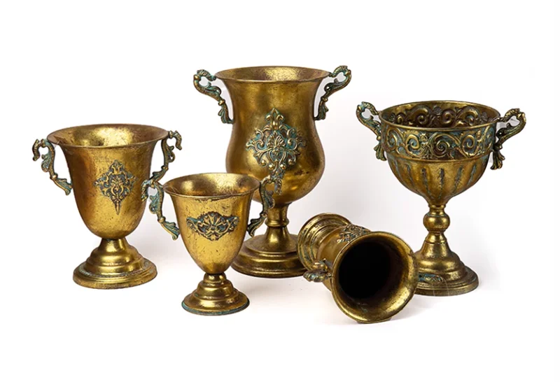 Goldene Eisen-Vase im Vintage-Stil für das Wohnzimmer