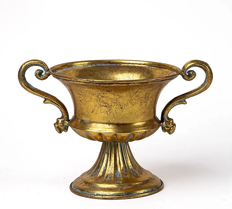 goldene eisen-vase im vintage europäischem stil für das wohnzimmer
