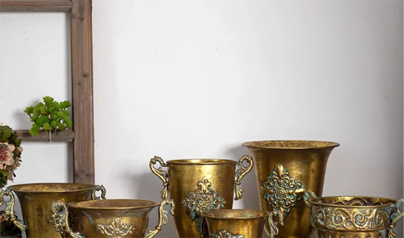 Goldene Eisen-Vase im Vintage-Stil, ideal für Wohnzimmer-Tischdeko