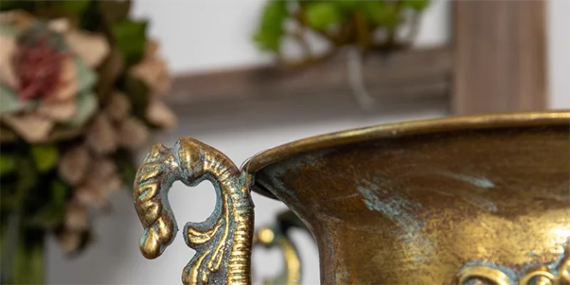 goldene vintage eisen-vase für wohnzimmer tischdeko