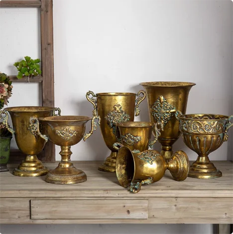 goldene eisen-vase im vintage stil für wohnzimmer-dekoration