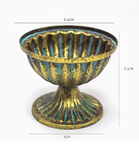 goldene eisen-vase im vintage-stil für tischdeko