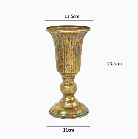 goldene eisen-vase im vintage stil für den esstisch