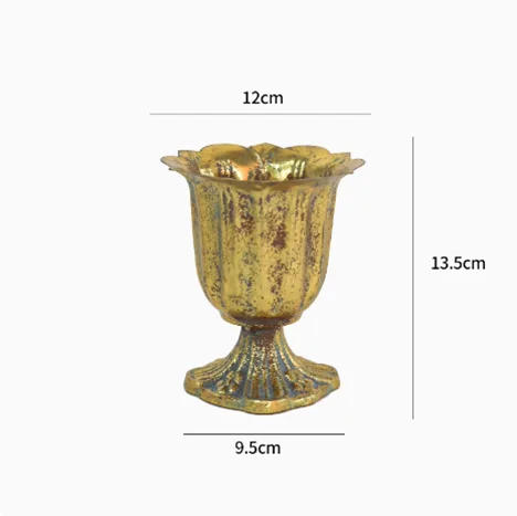 goldene Eisen-Vase im Vintage-Stil auf Tisch, ideal für Wohnzimmer
