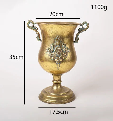 Goldene Eisen-Vase im vintage Stil, perfekt für Tischdekoration im Wohnzimmer