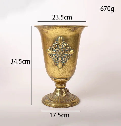 goldene Eisen-Vase im vintage Stil für Tischdekoration