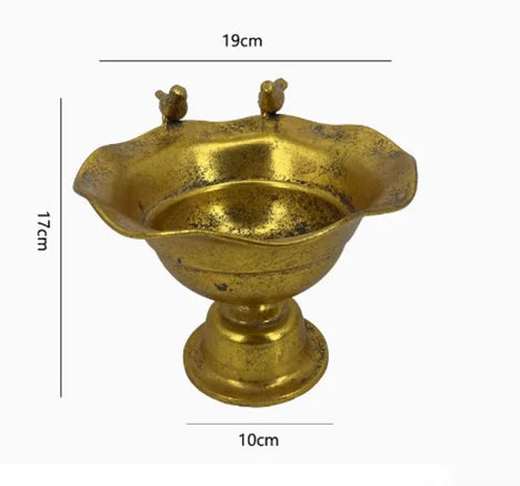 goldene eisen-vase im vintage-stil für wohnzimmerdeko