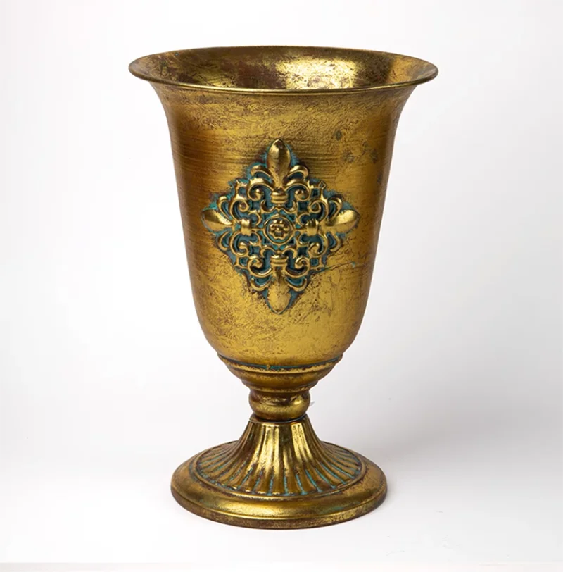 goldene Eisen-Vase im vintage Stil für den Esstisch