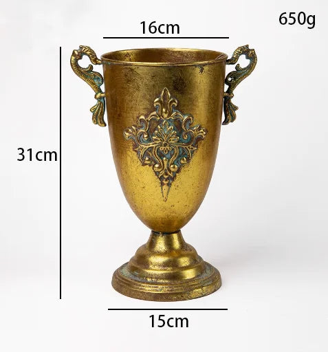 Goldene Eisen-Vase im Vintage-Stil für die Tischdekoration