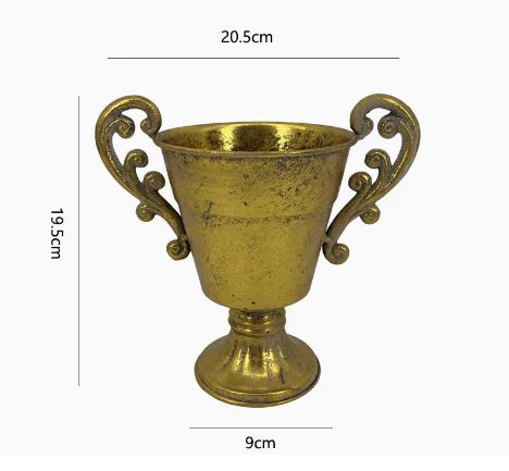 goldene vintage eisen-vase im europäischen stil auf tisch