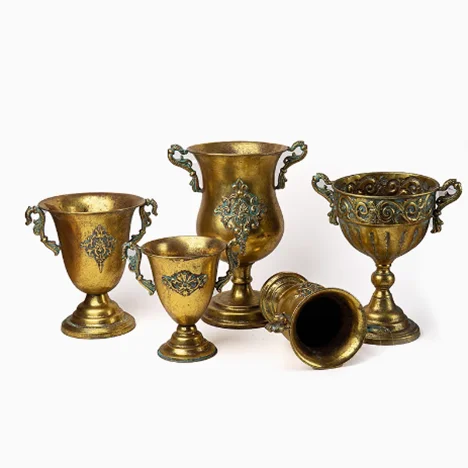 goldene eisen-vase im vintage stil für wohnzimmer tischdeko