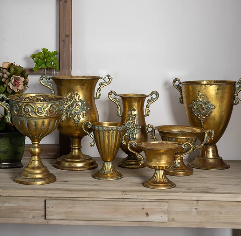 Goldene Eisen-Vase im Vintage-Stil aus robustem Eisen für Wohnzimmer