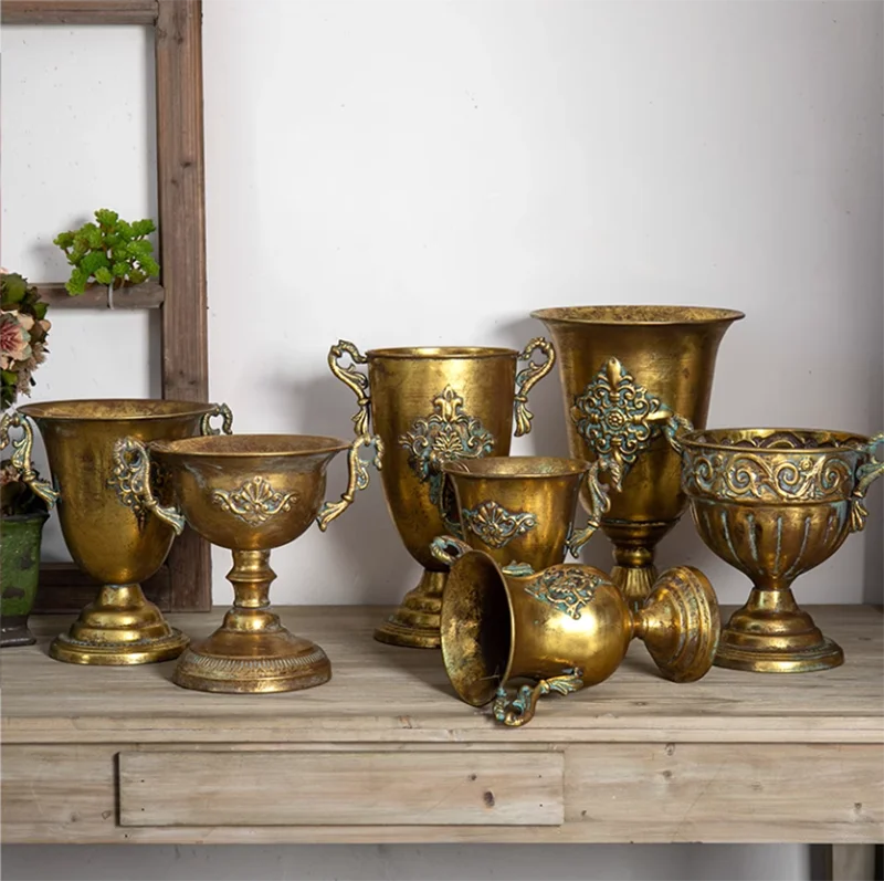 Goldene Vase aus Eisen im Vintage-Stil, Wohnaccessoire