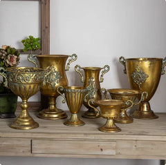 Goldene Eisen-Vase im Vintage-Stil für ein elegantes Wohnzimmer